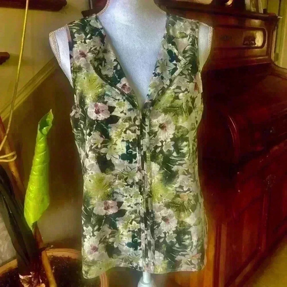 Sanctuary ladies sleeveless blouse size Medium. Worn once Colorful flowy top. - Picture 7 of 12